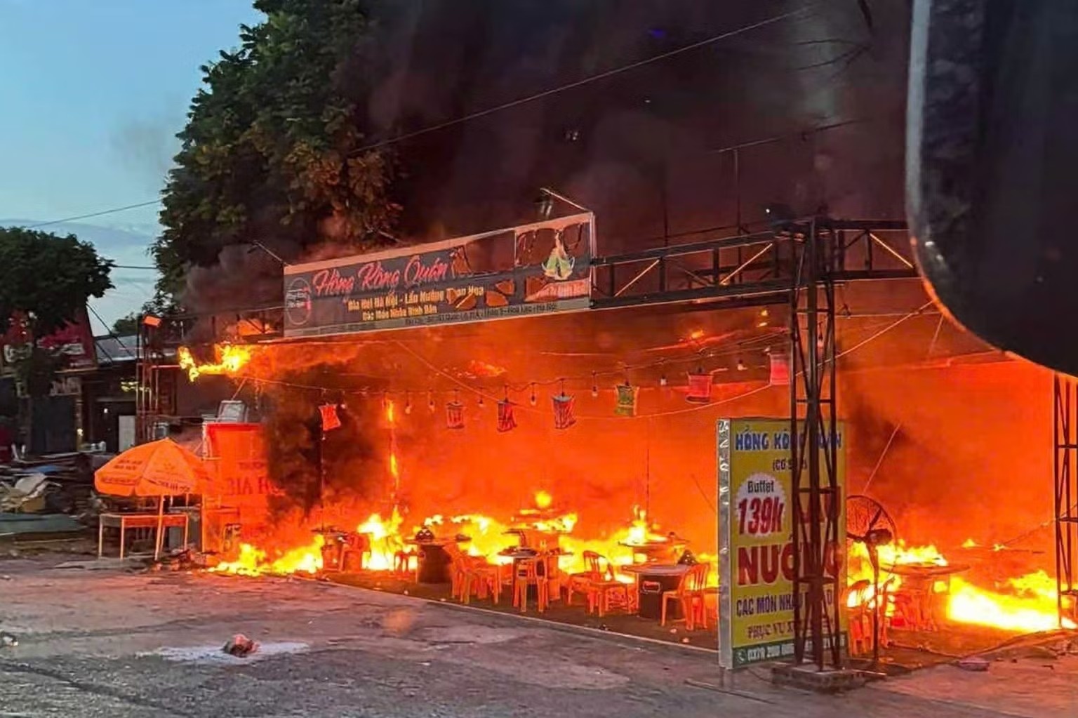 Nhà hàng bốc cháy ở Hà Nội