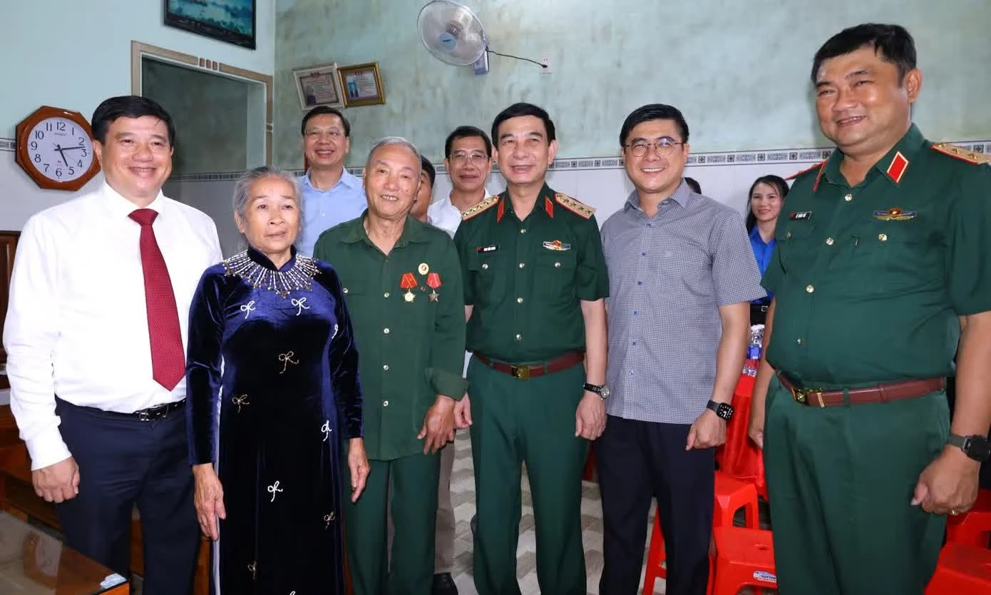 Đại tướng Phan Văn Giang thăm, tặng quà gia đình chính sách tại Lâm Đồng