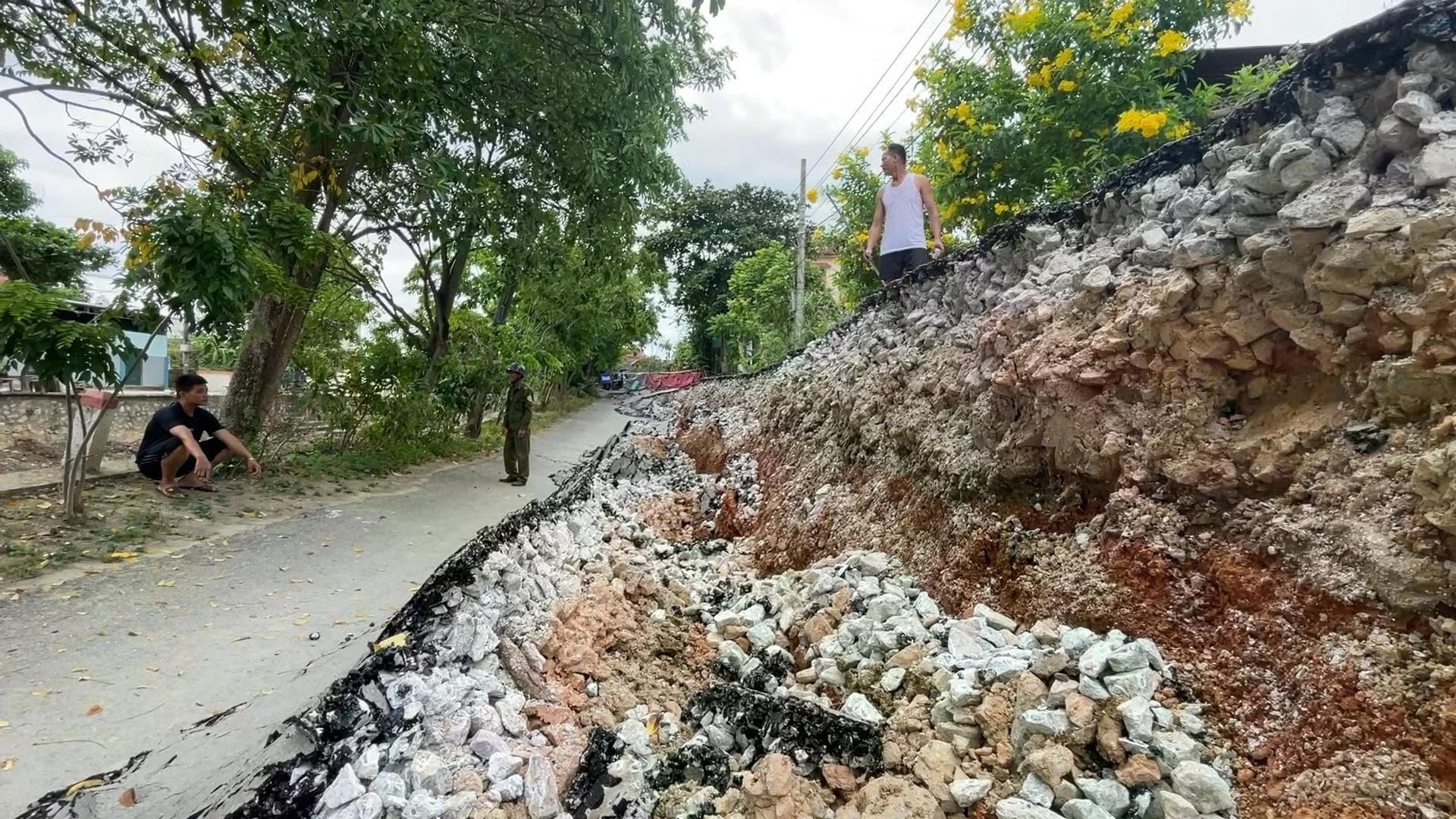 Sụt lún bất thường ở Quảng Trị, phong tỏa khẩn cấp hiện trường