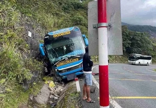 Tai nạn xe khách, 5 người bị thương