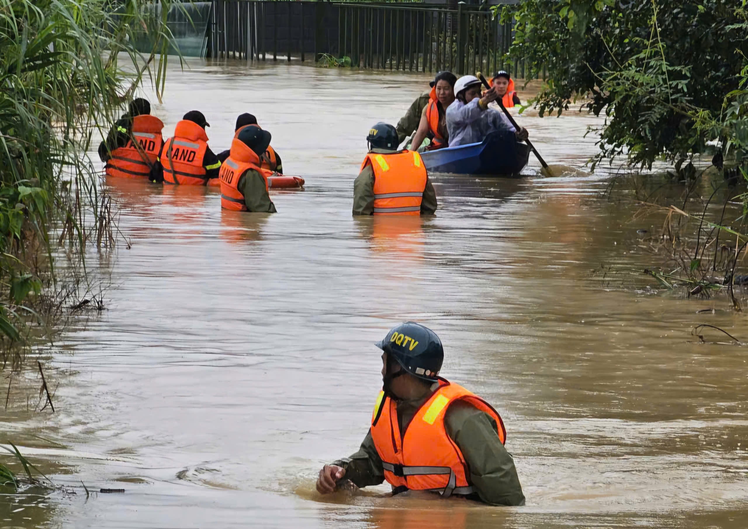 Bảo Lộc ngập sâu sau mưa lớn kéo dài