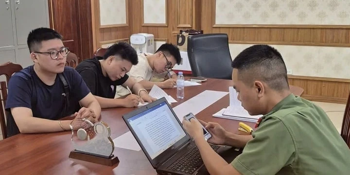Công an làm việc với 3 thanh niên cợt nhả chương trình 'Sao sáng dẫn đường'