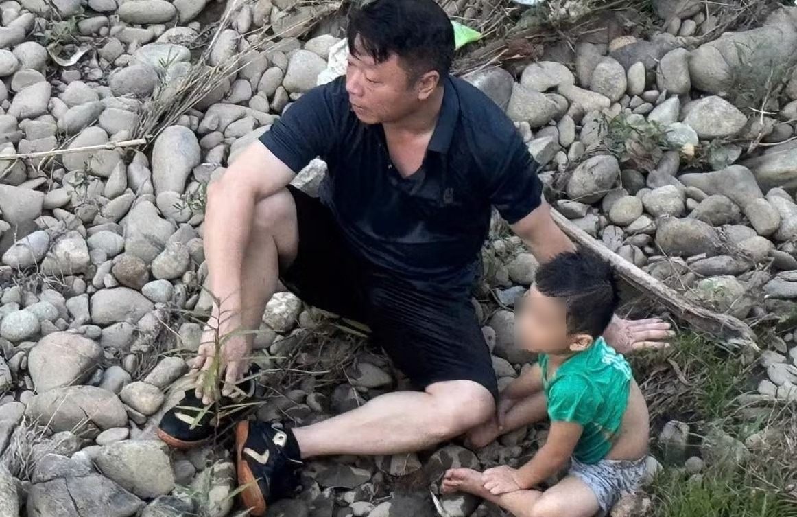 Cứu cháu bé giữa dòng nước xiết