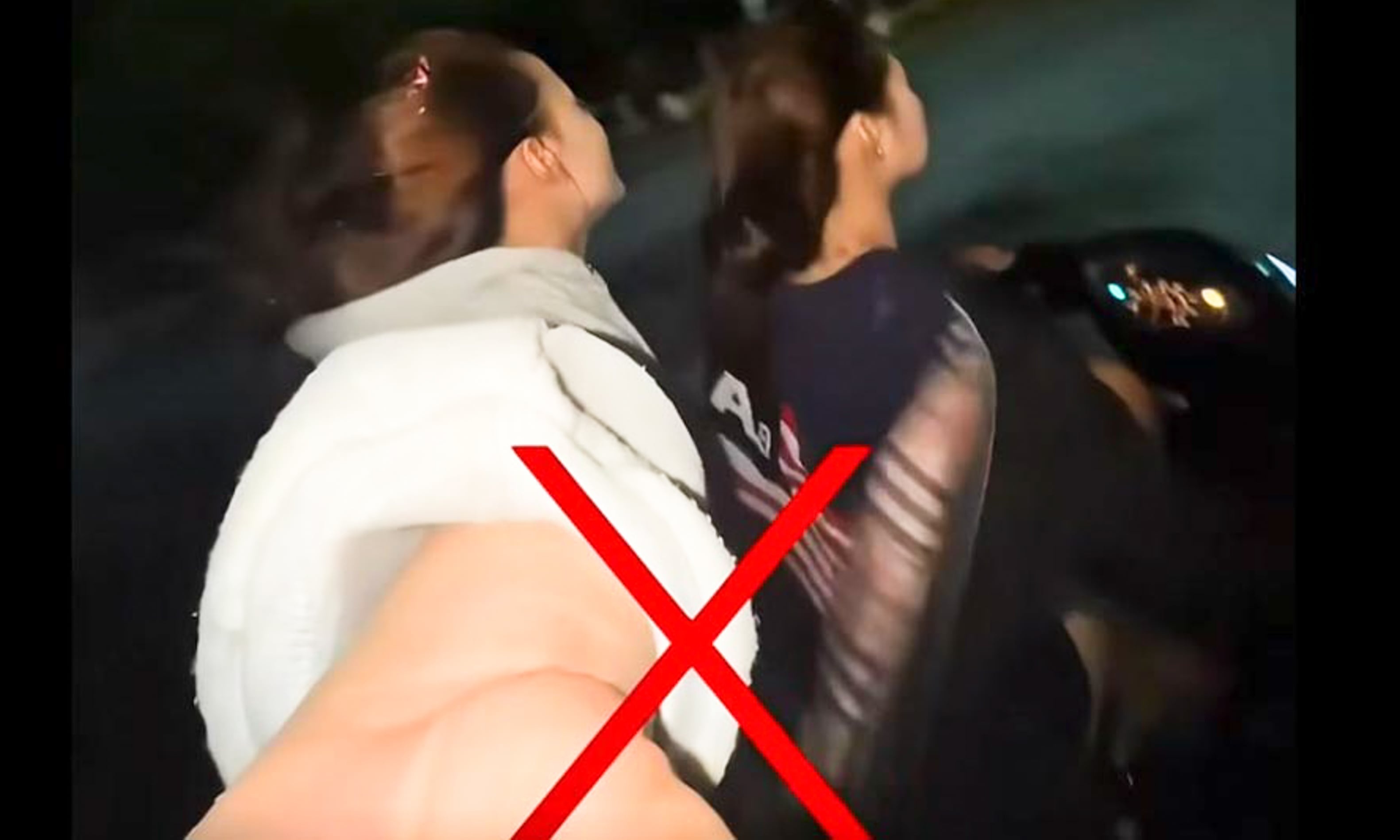 Thiếu nữ đầu trần lái xe máy, người ngồi sau quay video