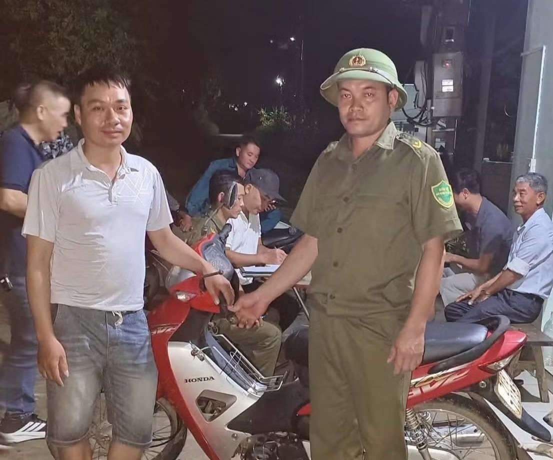 lũ cuốn ảnh 1