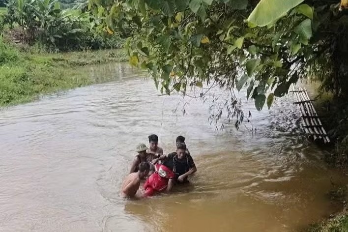 Người đàn ông bị lũ cuốn trôi, may mắn thoát nạn