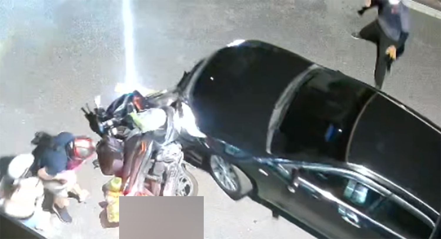 Triệu tập tài xế ôtô tông xe máy chở 2 trẻ nhỏ rồi bỏ chạy