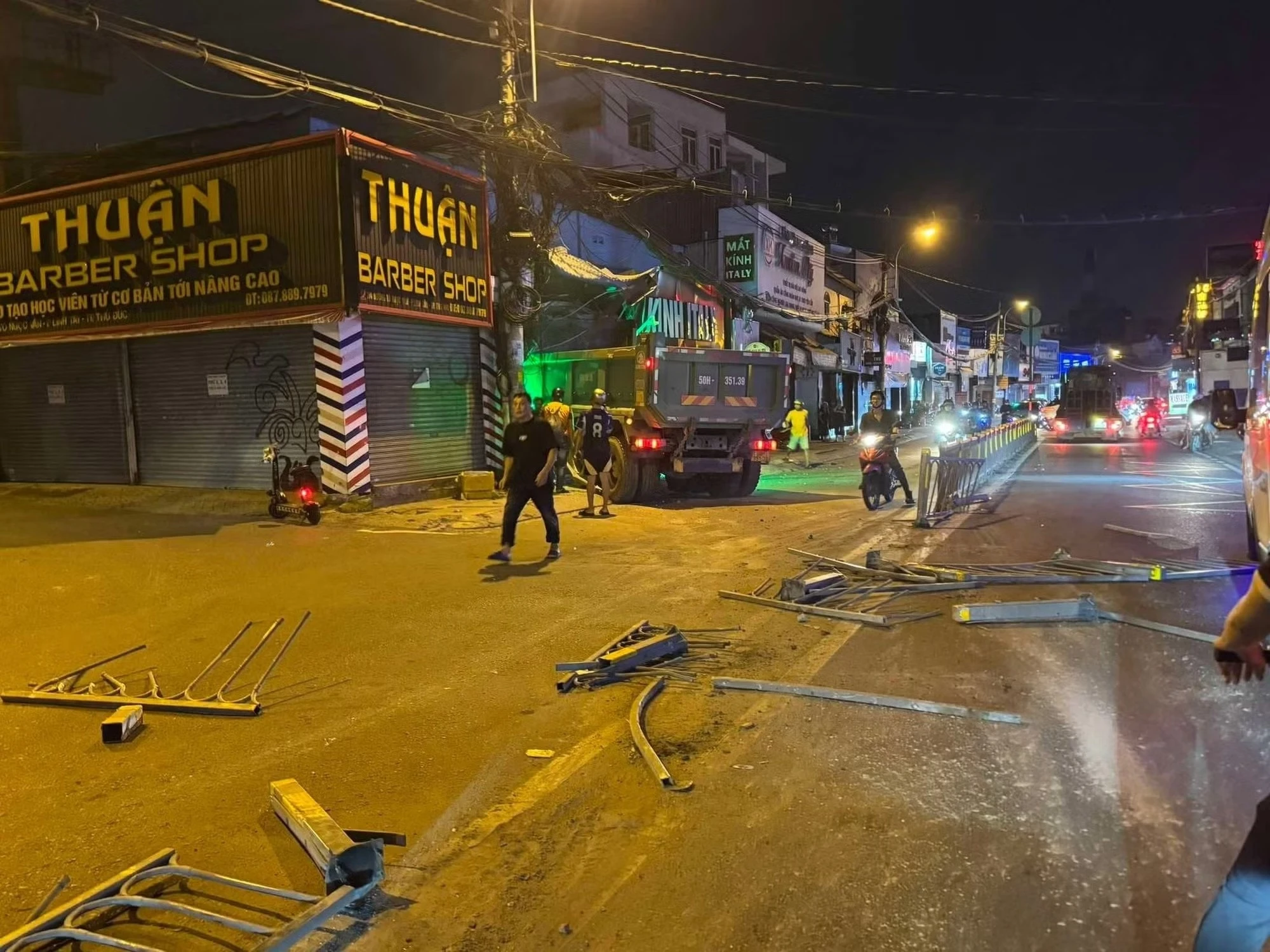 xe ben tai nạn ảnh 1
