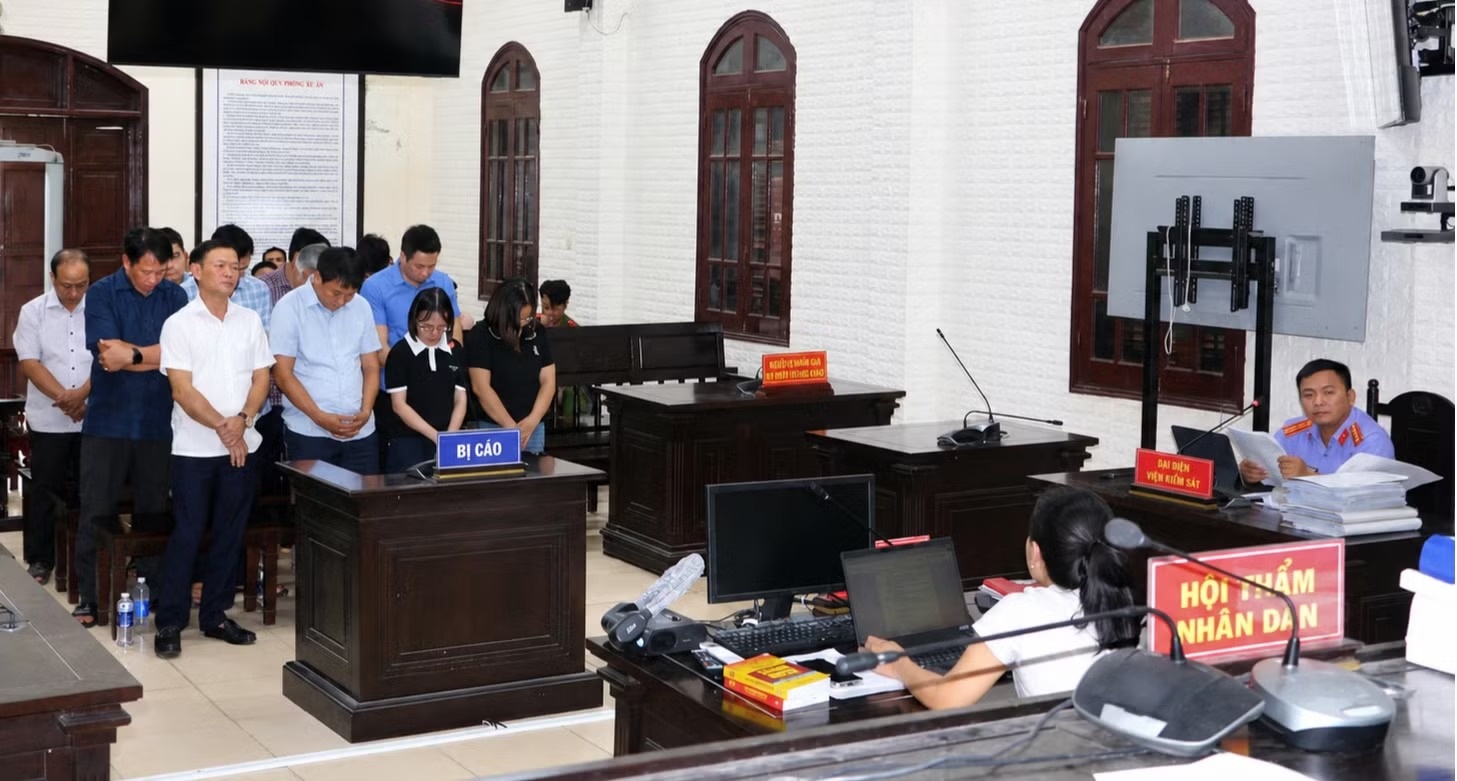 Nguyên phó chủ tịch huyện cùng 11 thuộc cấp lĩnh án tù vì đất đai