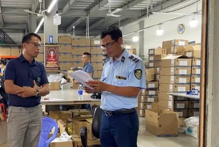 Chứa trữ quần &aacute;o,  Nghi giả mạo,  Nh&atilde;n hiệu nổi tiếng ảnh 1