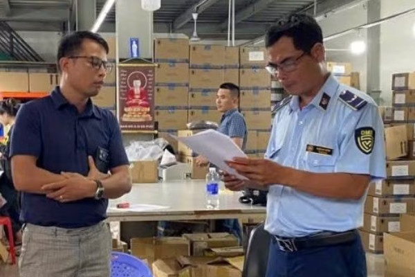 Phát hiện cơ sở sản xuất, chứa trữ quần áo nghi giả mạo nhãn hiệu nổi tiếng