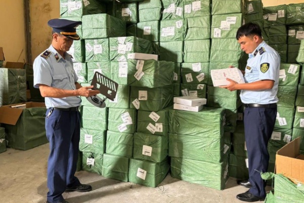 Tạm giữ hơn 1.000 giá đỡ kim loại không có hóa đơn, chứng từ hợp pháp