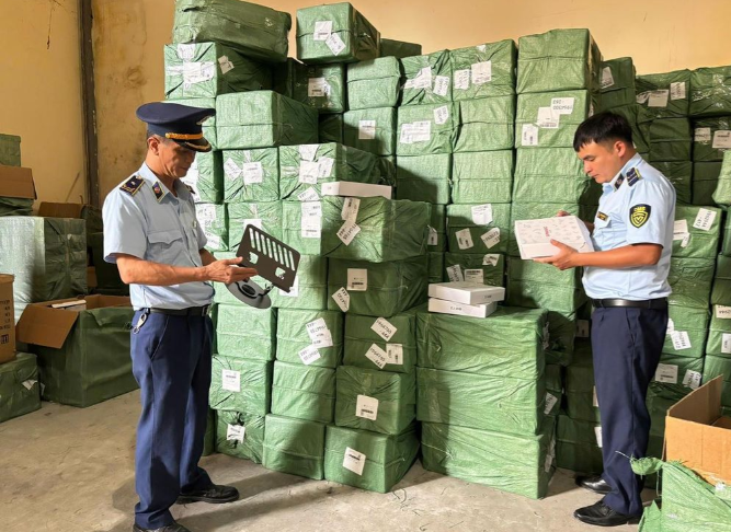 hơn 1.000 gi&aacute; đỡ,  kim loại,  kh&ocirc;ng c&oacute; h&oacute;a đơn ảnh 1