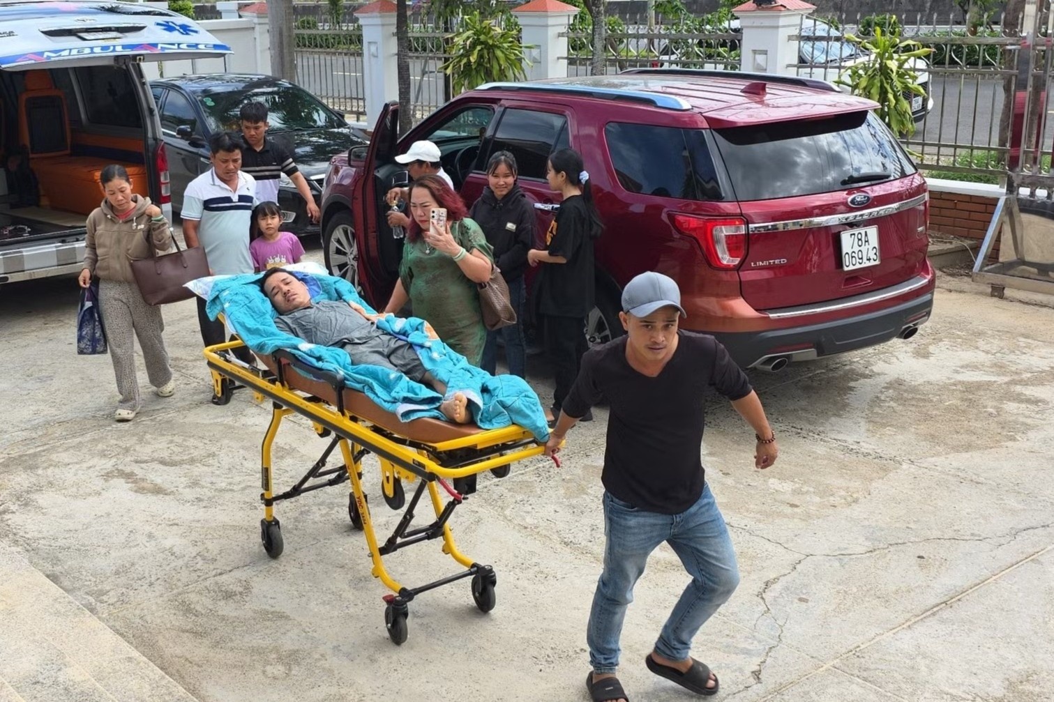 Nạn nhân vụ bị đánh ở Đắk Lắk nằm trên cáng dự toà