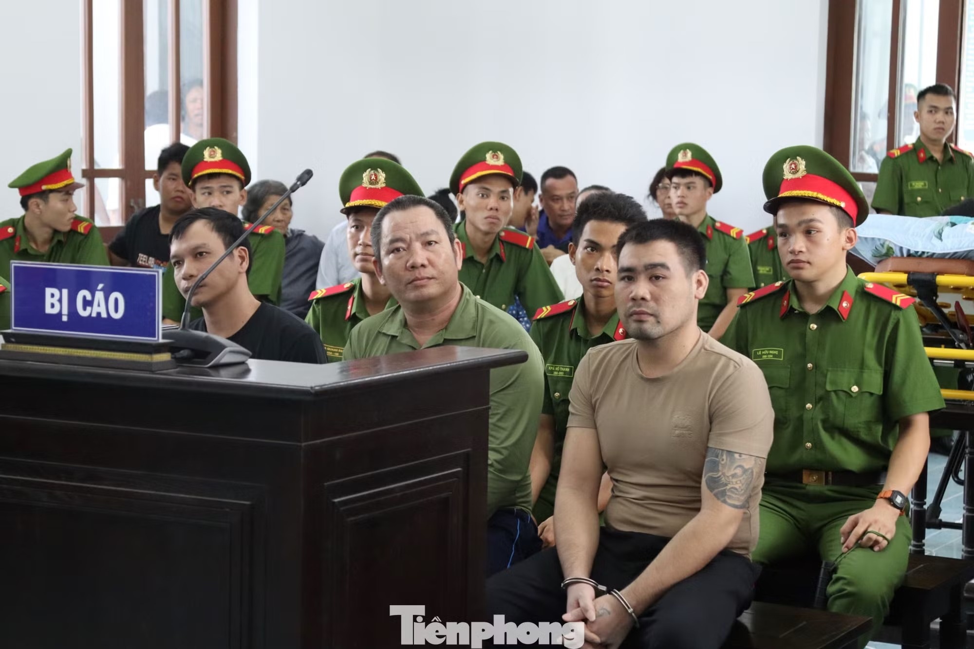 đ&aacute;nh người ảnh 2