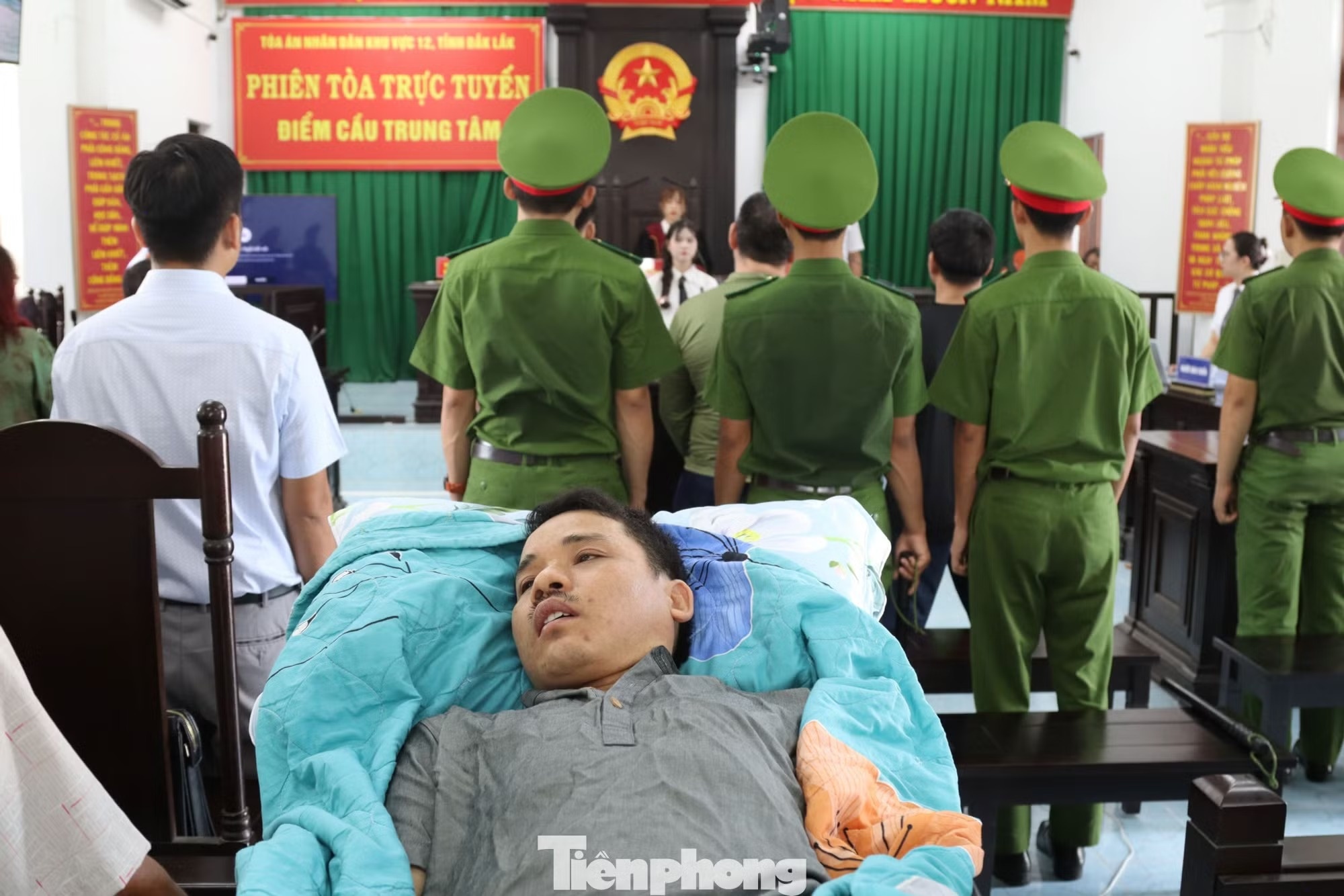 đ&aacute;nh người ảnh 1