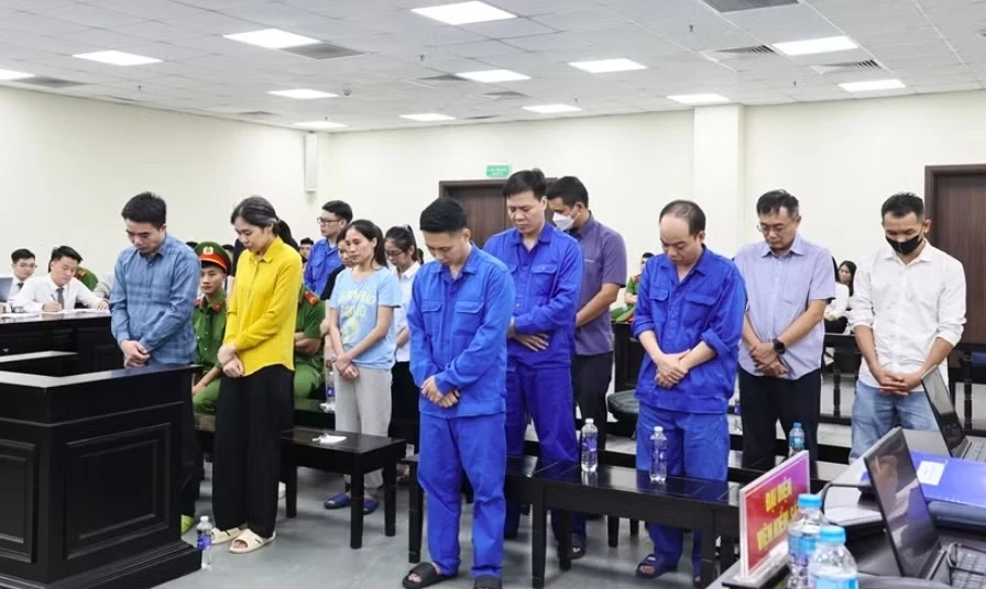 Nhận hối lộ, 2 cựu cán bộ hải quan bị tuyên án 13 năm tù