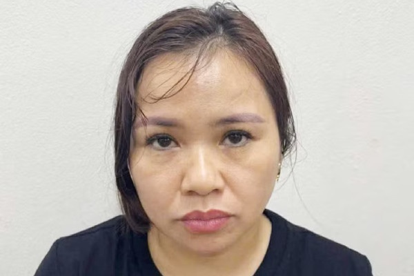 Bà chủ trả thù lao cho công nhân bằng hàng trắng