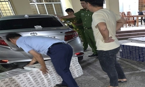 Xe ôtô chở 7.400 bao thuốc lá lậu bị bỏ lại trên đường