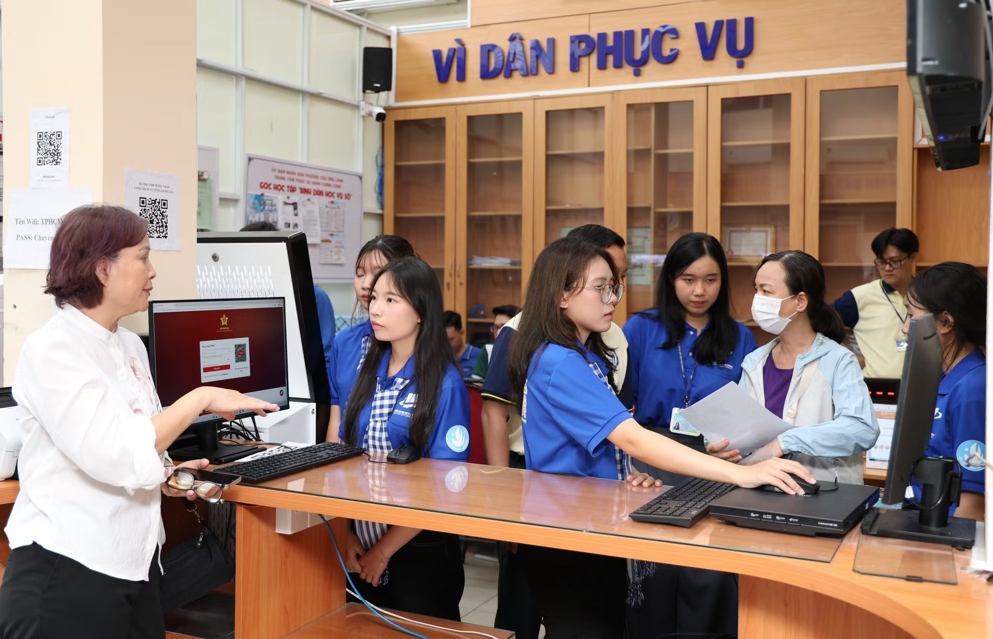 c&ocirc;ng chức qu&aacute; tải ảnh 2