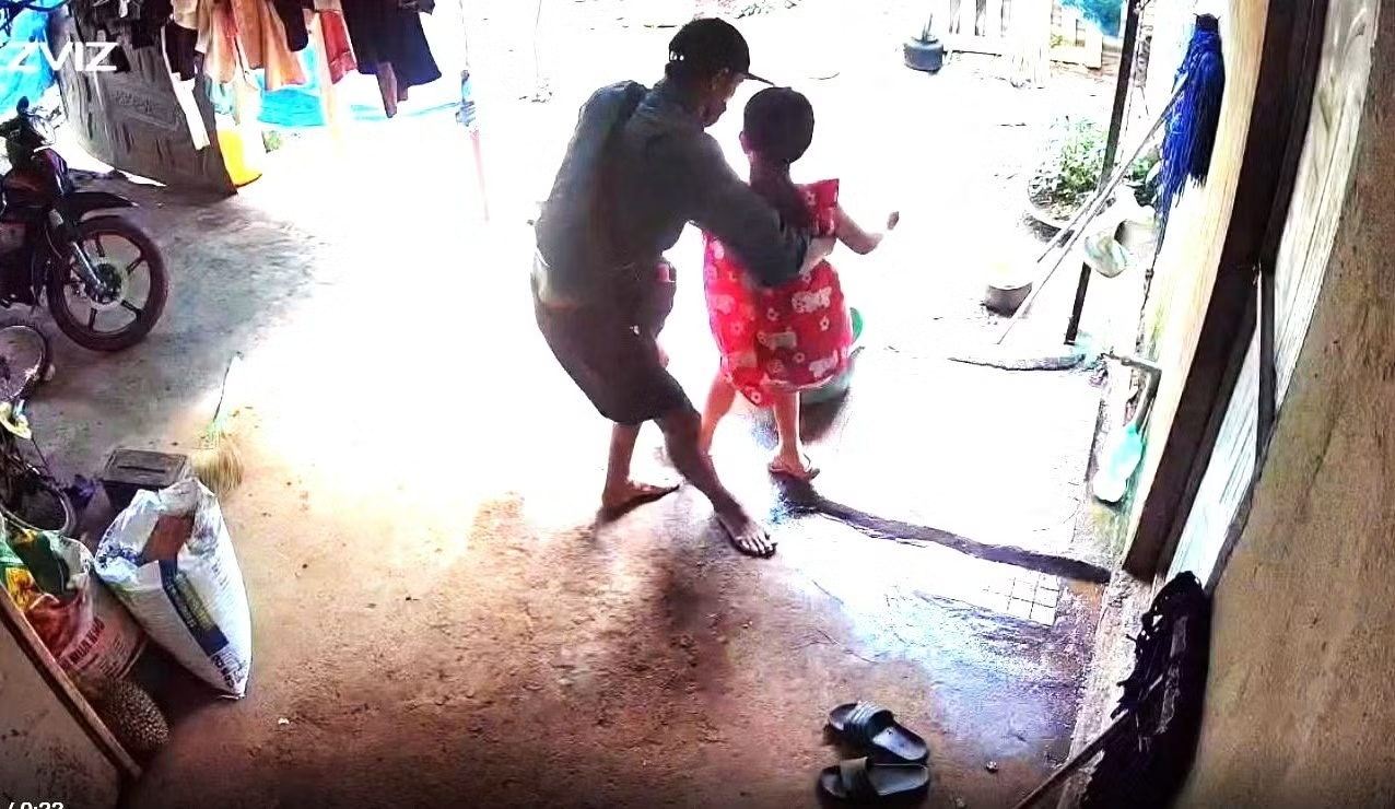 Vụ bé gái bị người lạ vào nhà bế đi: Công an truy tìm đối tượng