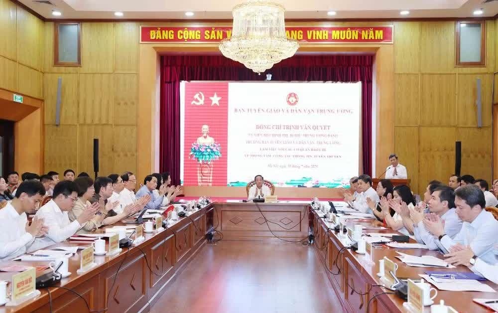 b&aacute;o ch&iacute; truyền th&ocirc;ng ảnh 2