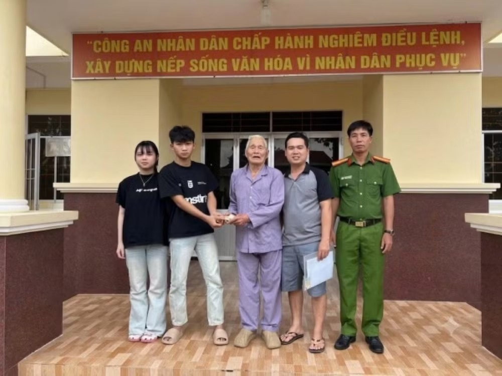 Hai bạn trẻ trả ví tiền nhặt được cho cụ ông 99 tuổi