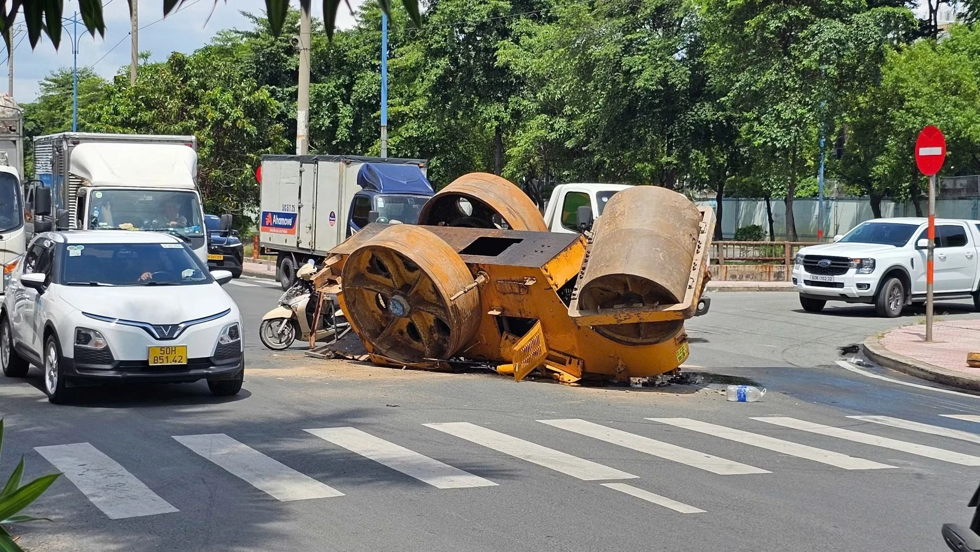Xe lu rơi khỏi ôtô tải, người đi đường thoát nạn trong gang tấc