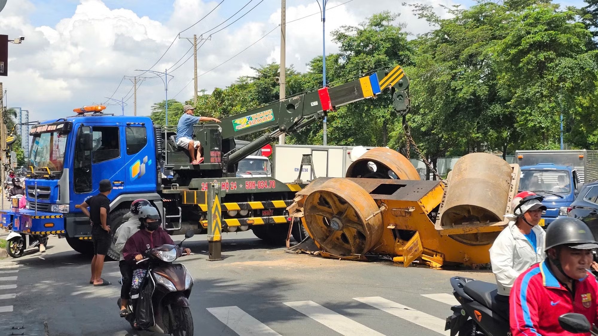 xe lu đổ ảnh 2
