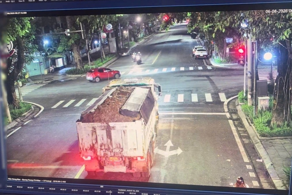 Camera AI truy vết tài xế xe tải làm rơi đất ra đường trong đêm