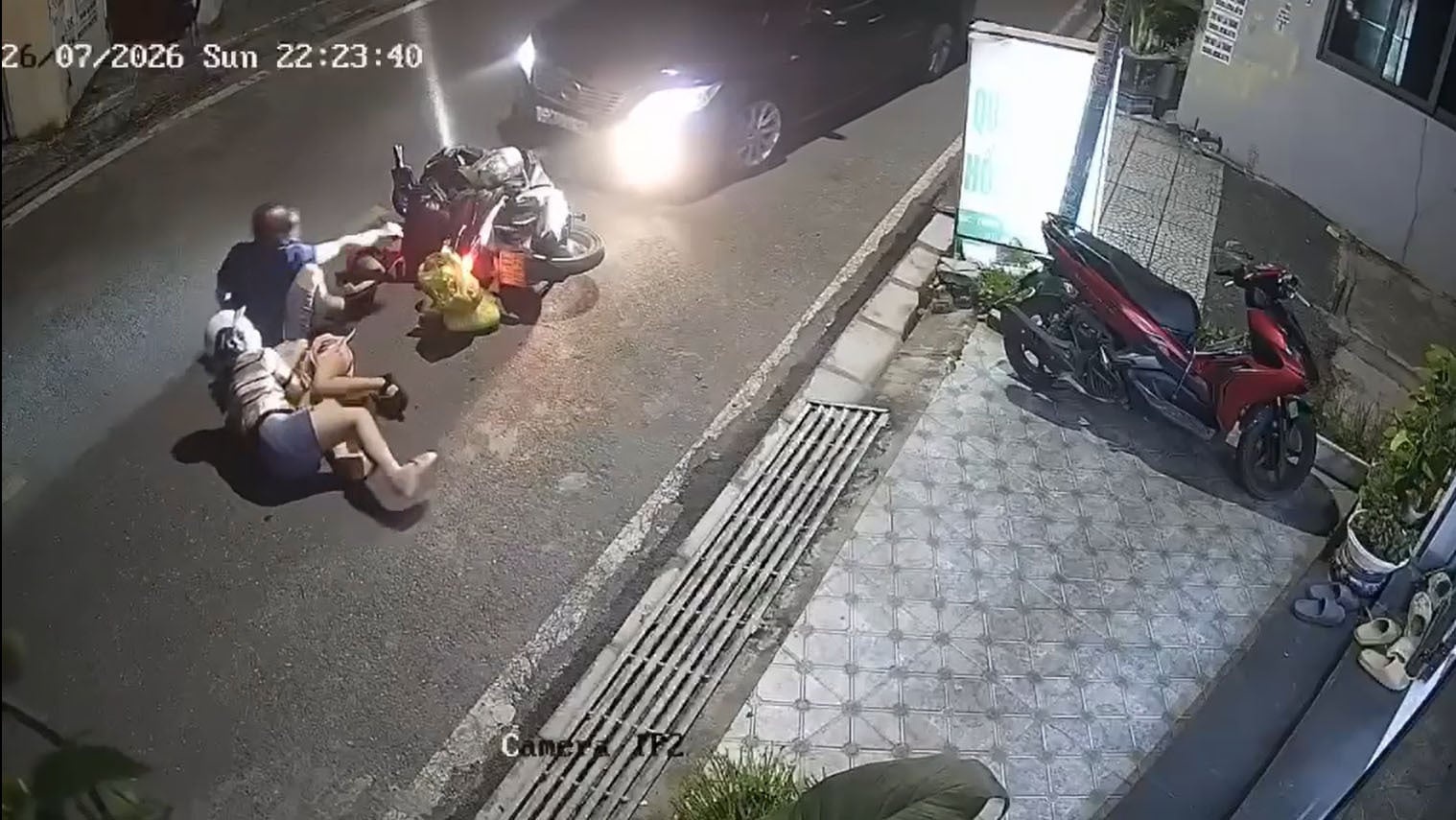 Tài xế ôtô tông xe máy chở 2 trẻ nhỏ bị phạt 38 triệu đồng