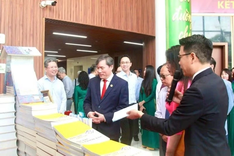 Chặng đường 73 năm Viện Văn học và 47 năm Viện Nghiên cứu Văn hóa