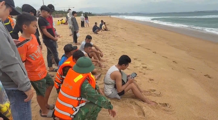 Dùng thiết bị không người lái tìm du khách mất tích ở biển