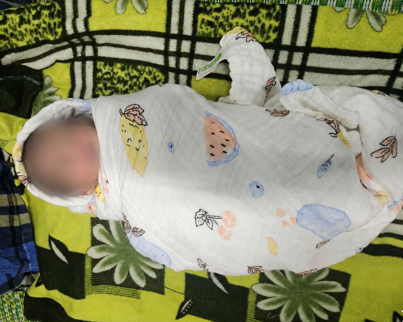 Bé trai sơ sinh bị bỏ rơi trước cổng trung tâm y tế