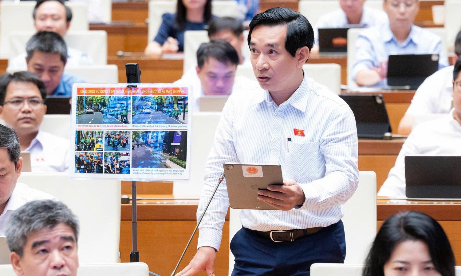 Đề xuất làm điểm dừng cho người đi xe máy gọi điện thoại