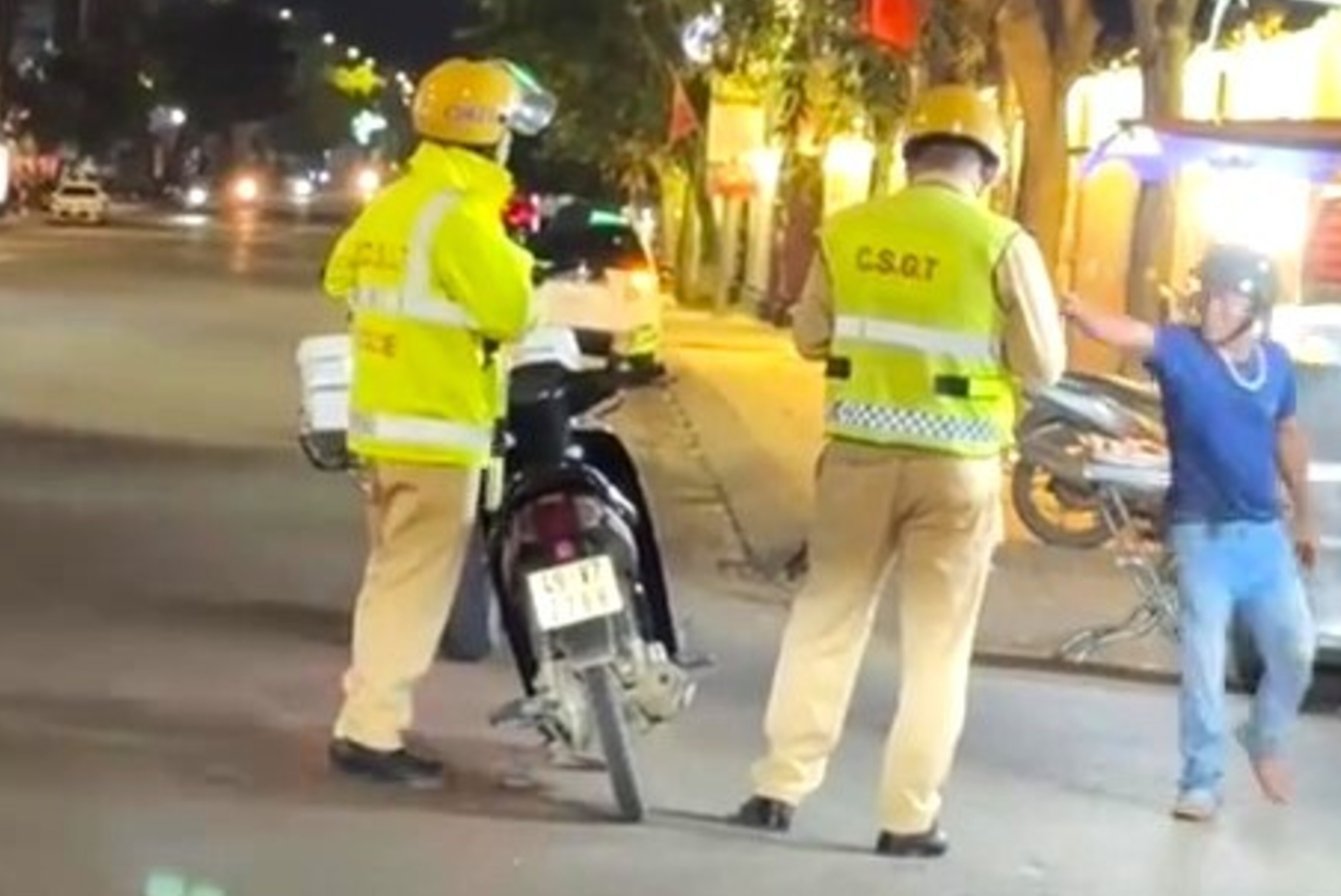 Người đàn ông lao vào đấm CSGT khi bị kiểm tra nồng độ cồn