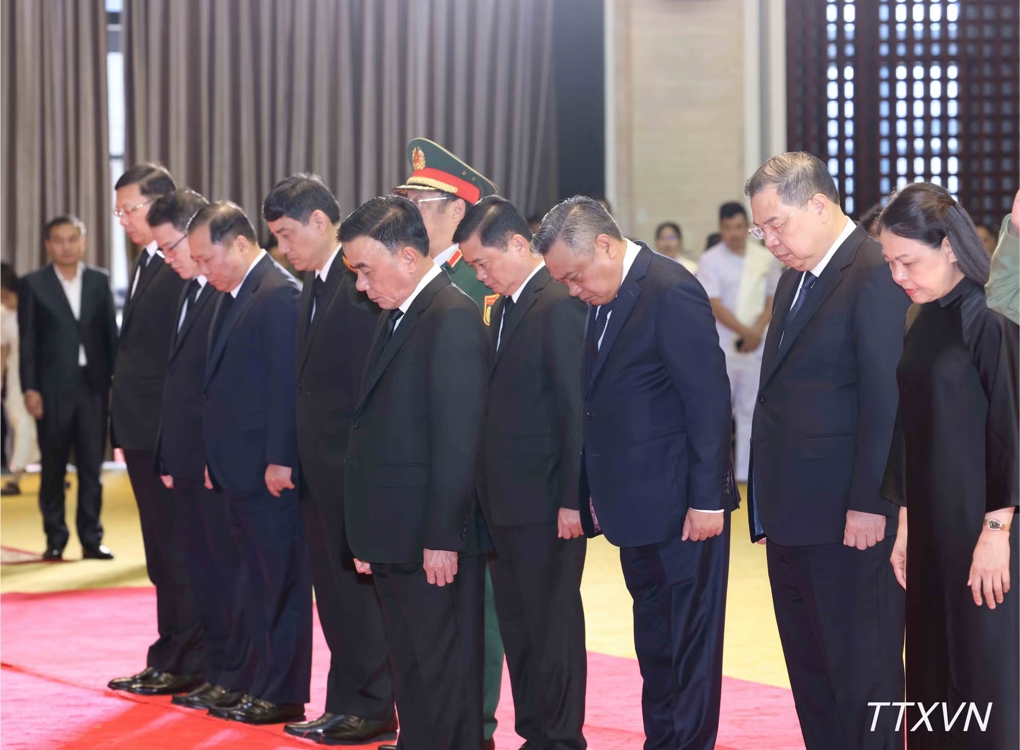 Đoàn lãnh đạo cấp cao Đảng, Nhà nước Việt Nam viếng Chủ tịch Quốc hội Lào