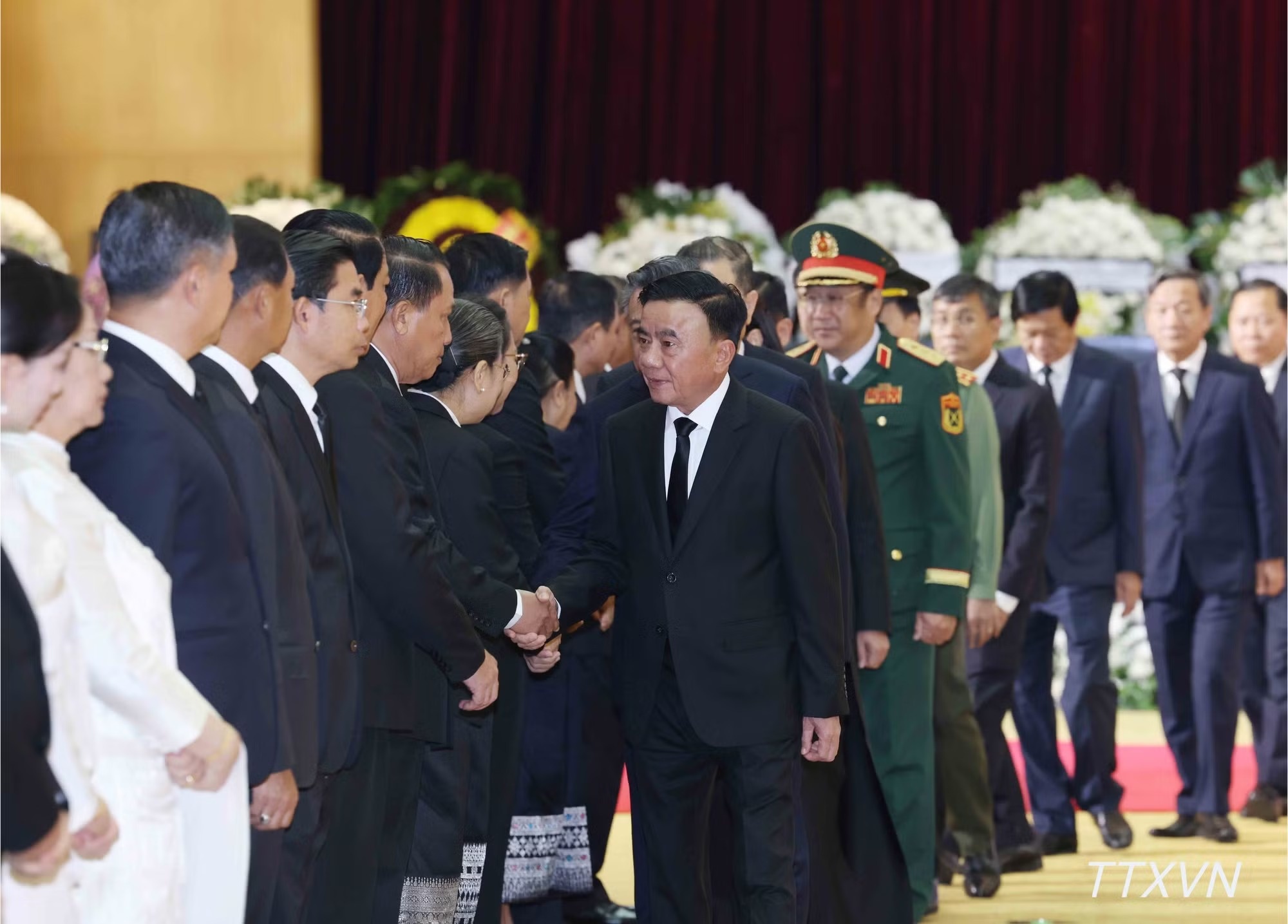 chủ tịch quốc hội l&agrave;o ảnh 2