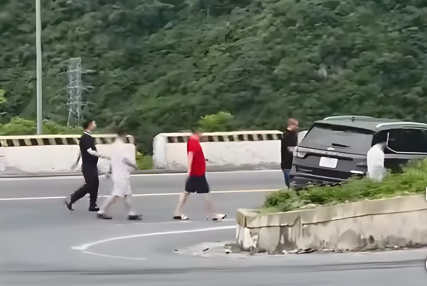Xác minh clip nhóm người dừng ôtô ngay khúc cua trên đèo Hải Vân để ngắm cảnh