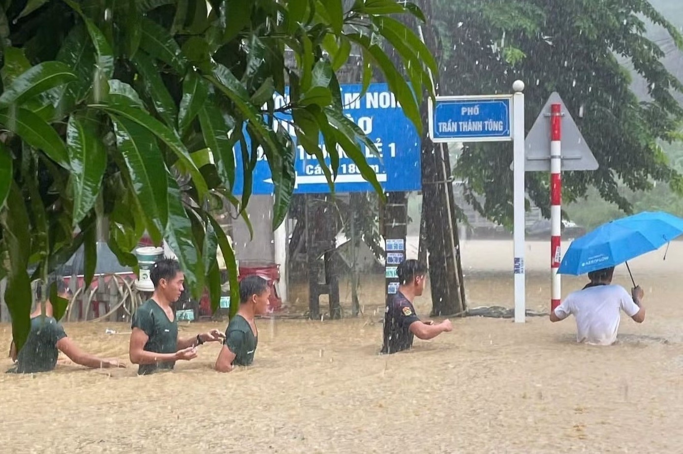 Mưa lớn ở Lào Cai, có nơi nước ngập ngang người
