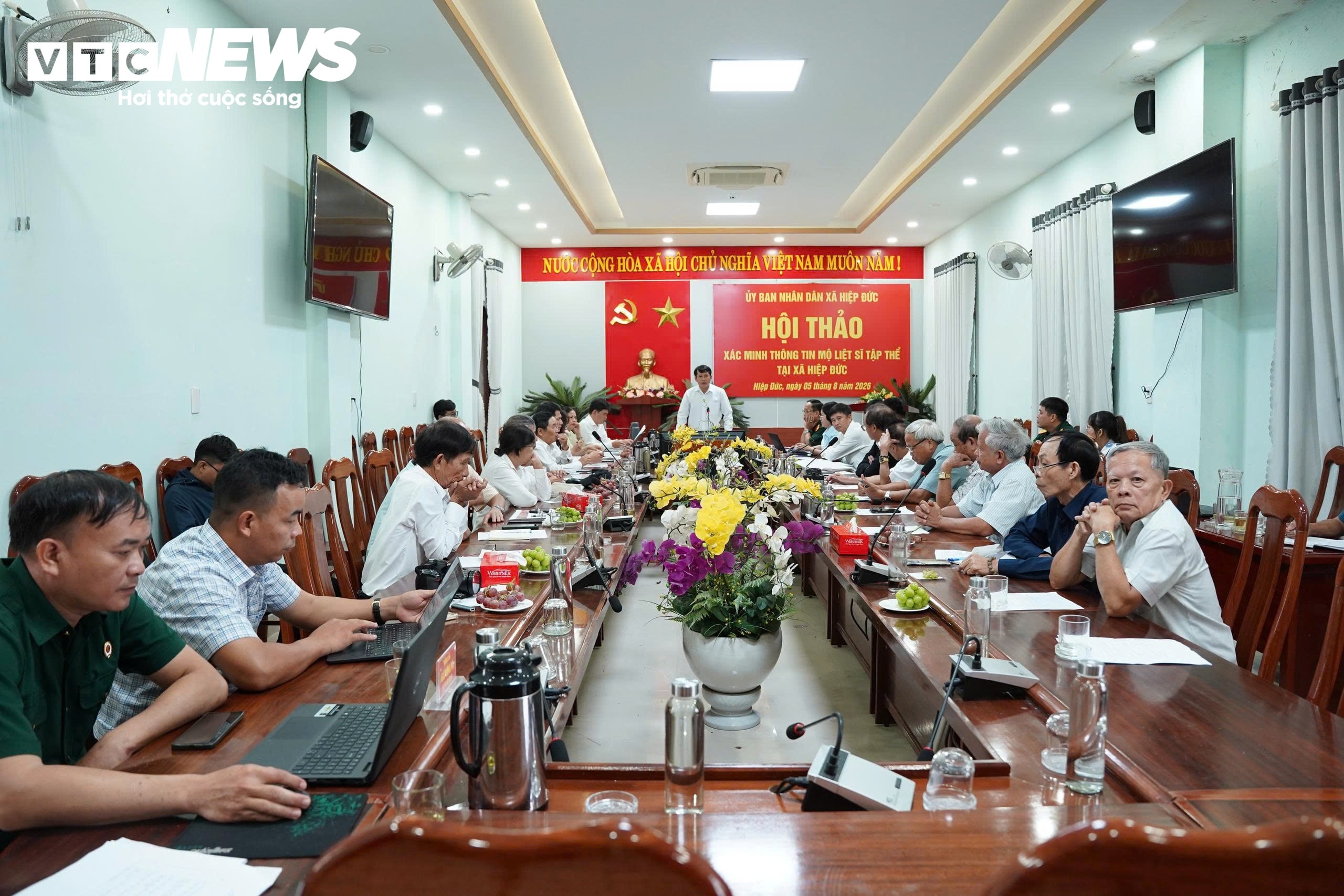 t&igrave;m mộ liệt sĩ ảnh 1