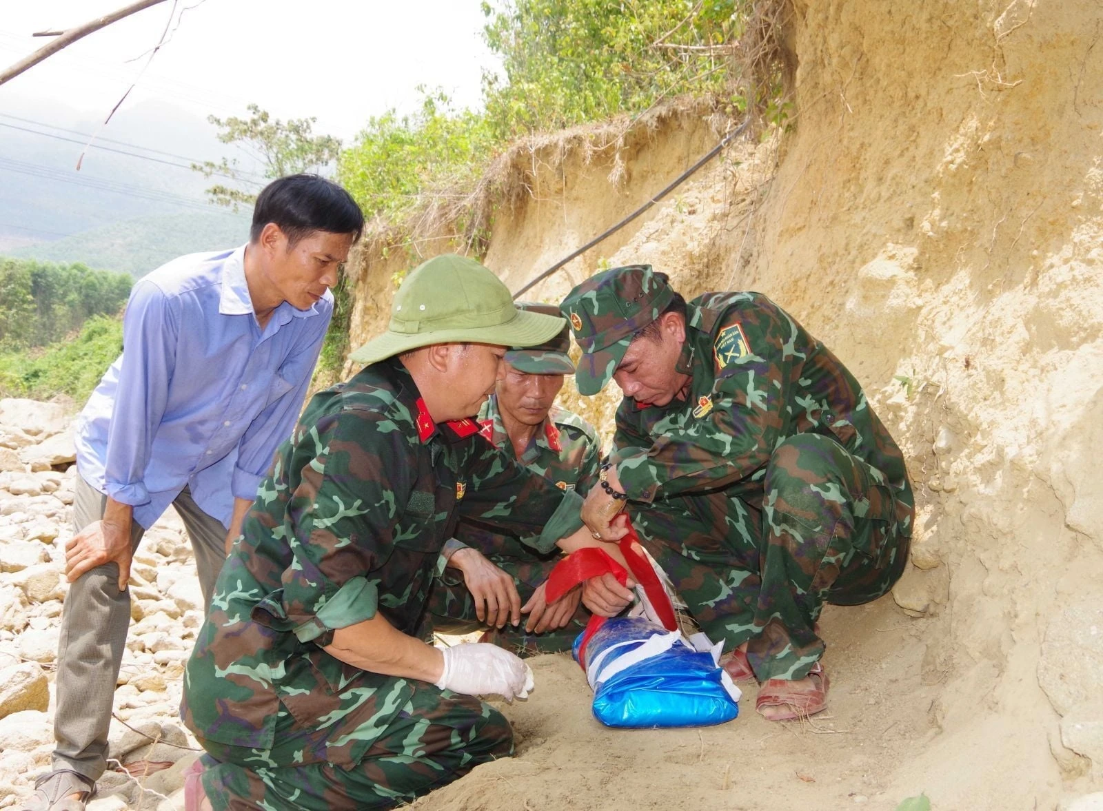 Huế tìm thông tin hầm trú ẩn nghi vùi lấp 80 liệt sĩ