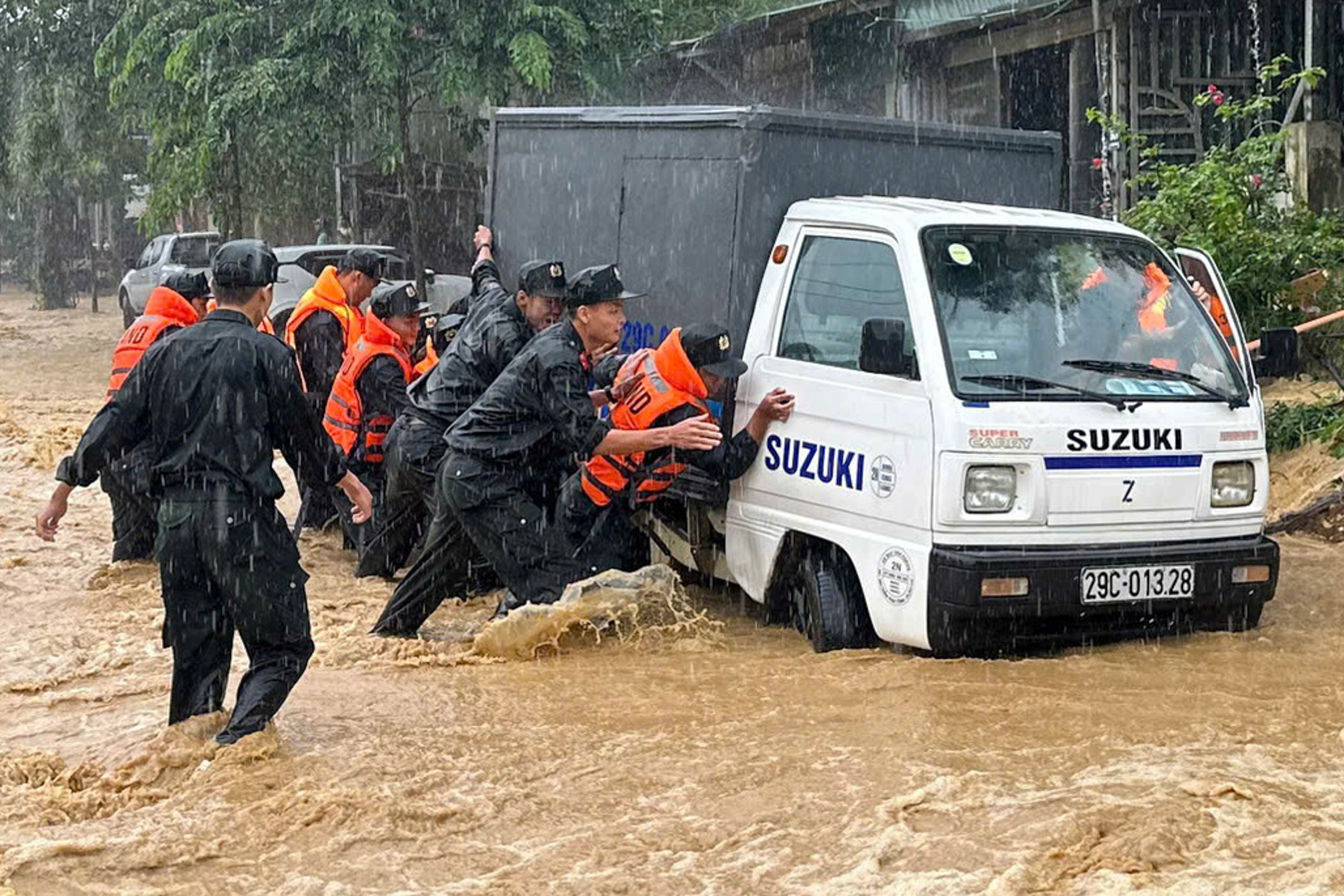 Hai người mất tích, nhiều tuyến đường ở Lào Cai bị chia cắt