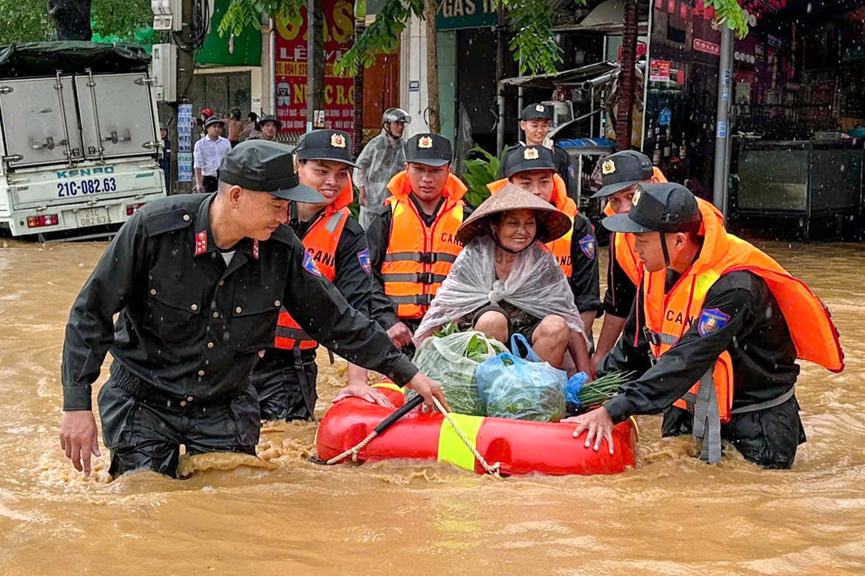 Muc ho tro cho nguoi di doi khan cap khoi vung thien tai o Lao Cai hinh anh
