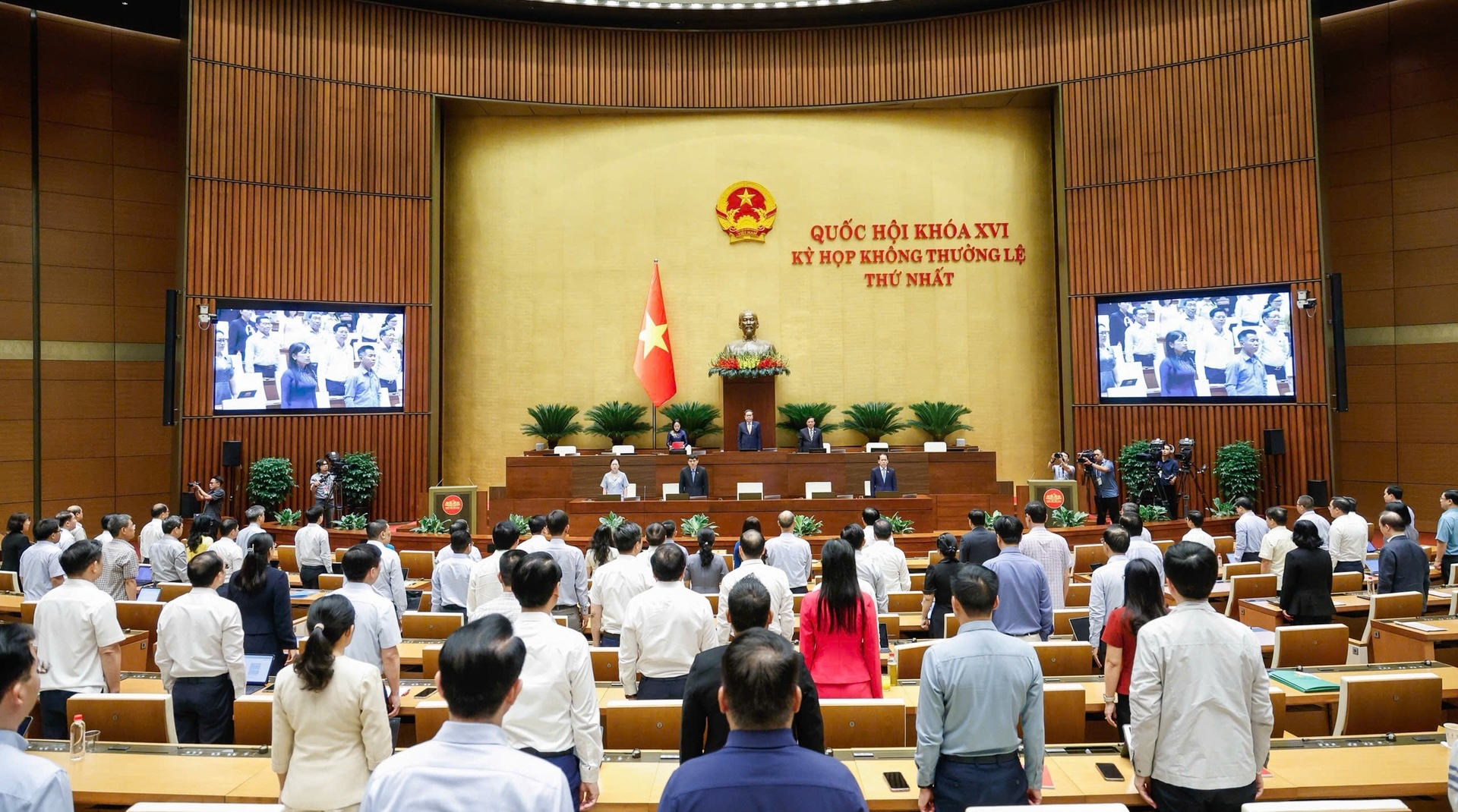Quốc hội Việt Nam mặc niệm tưởng nhớ Chủ tịch Quốc hội Lào