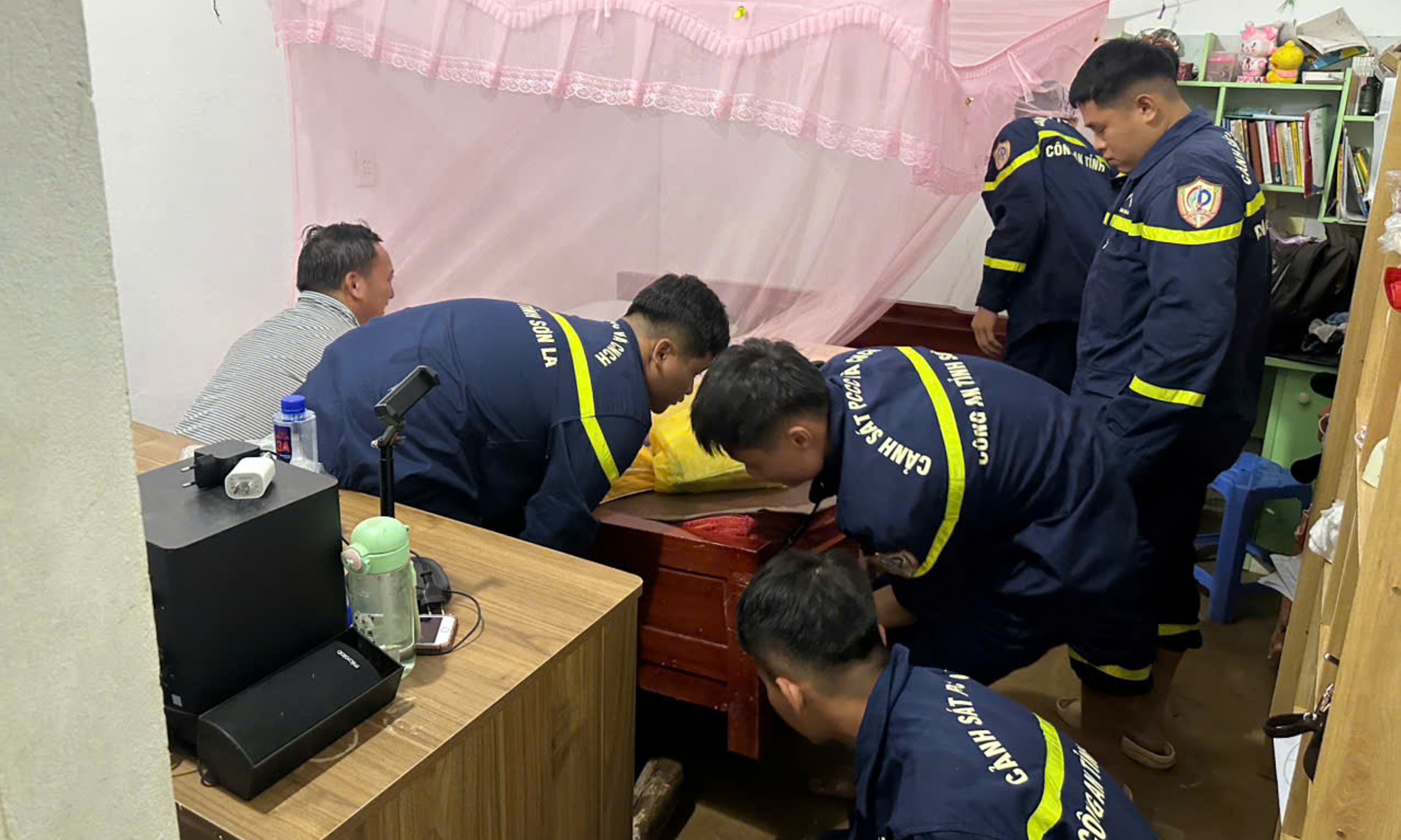 Sơ tán khẩn cấp hơn 200 người trong đêm mưa lũ ở Sơn La