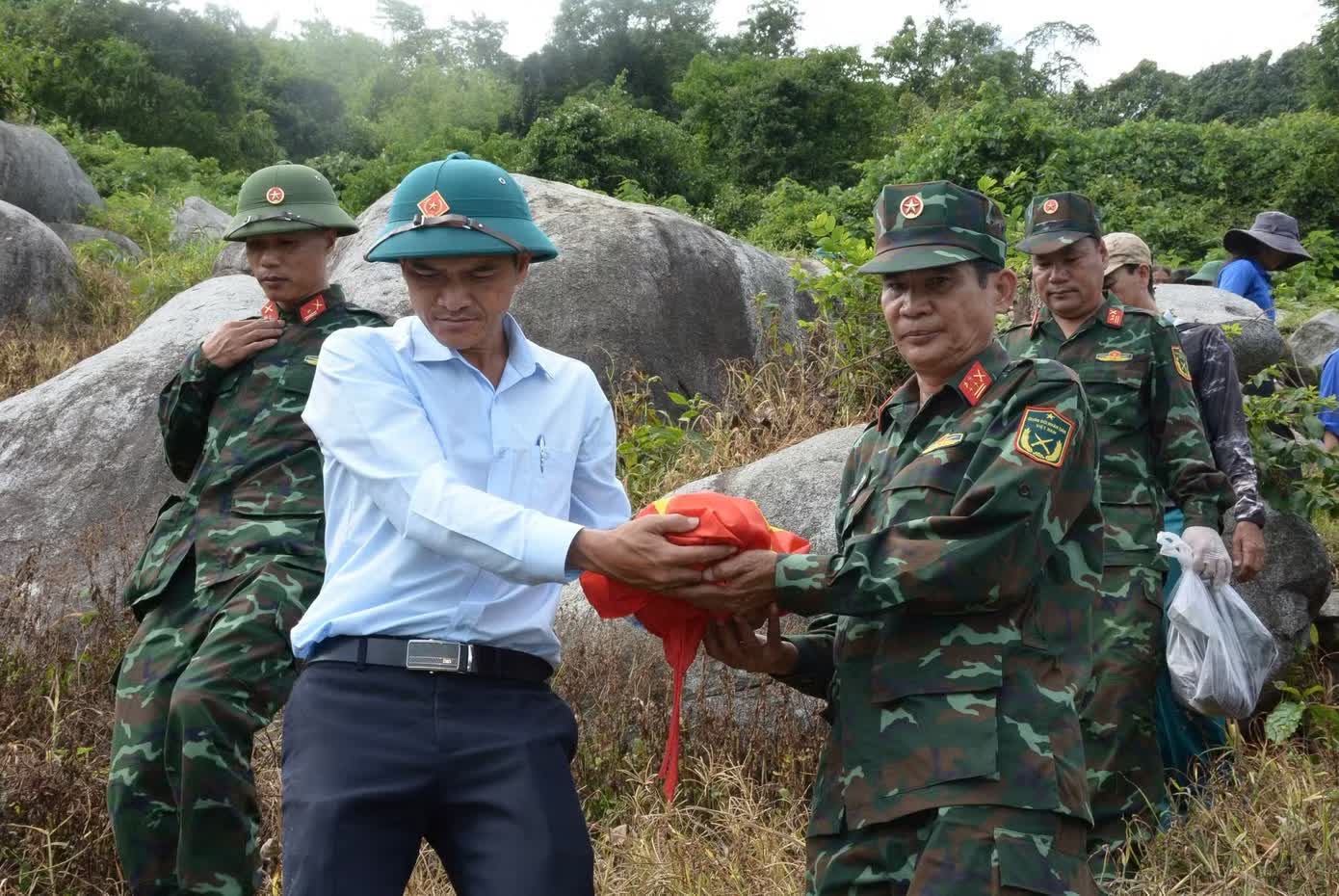 h&agrave;i cốt liệt sĩ ảnh 3