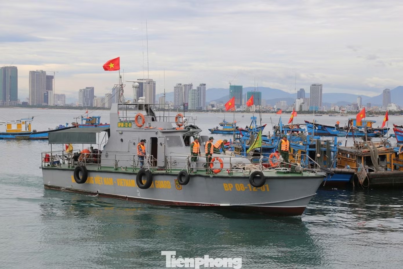 trở về đất liền ảnh 1