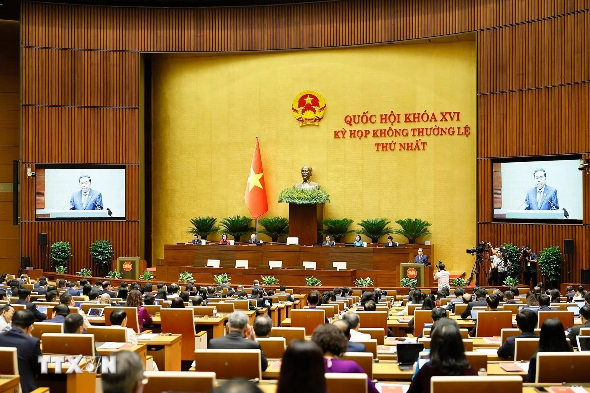 chủ tịch quốc hội ảnh 2