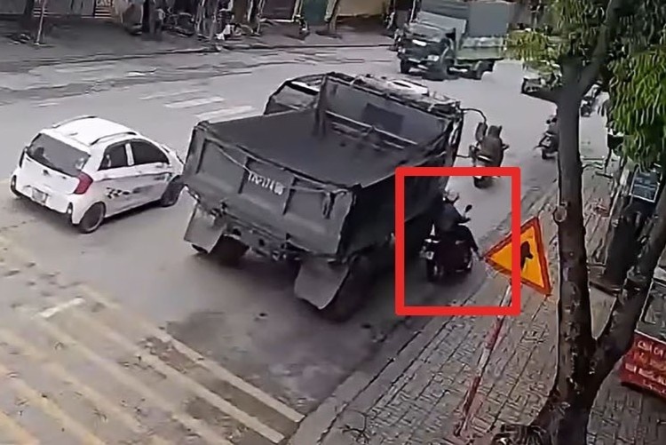 Xe tải phóng nhanh vượt ẩu, cán xe máy khiến một phụ nữ tử vong